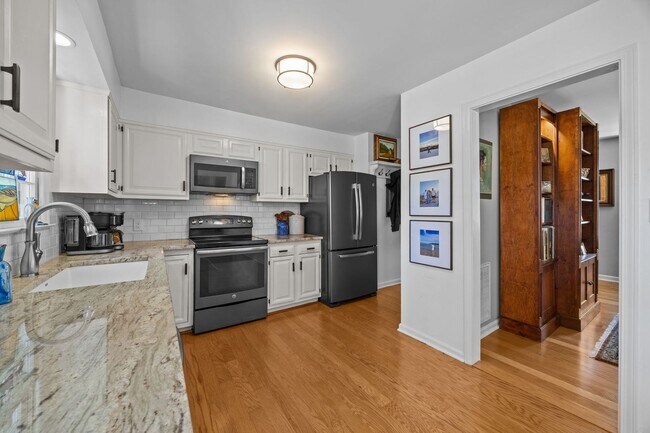 Building Photo - Gorgeous Mid-Century Modern Ranch in West Raleigh near NCSU and Lake Johnson - Fenced-in Backyard!