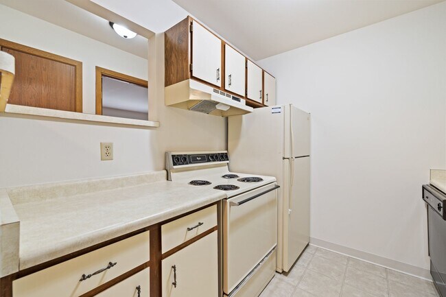 Building Photo - Upper 1 Bedroom 1 Bathroom Apartment Available