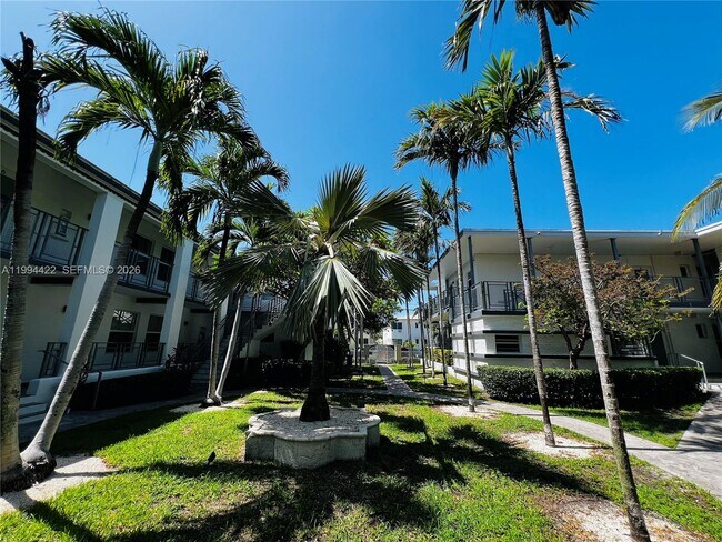 Building Photo - 946 Bay Dr