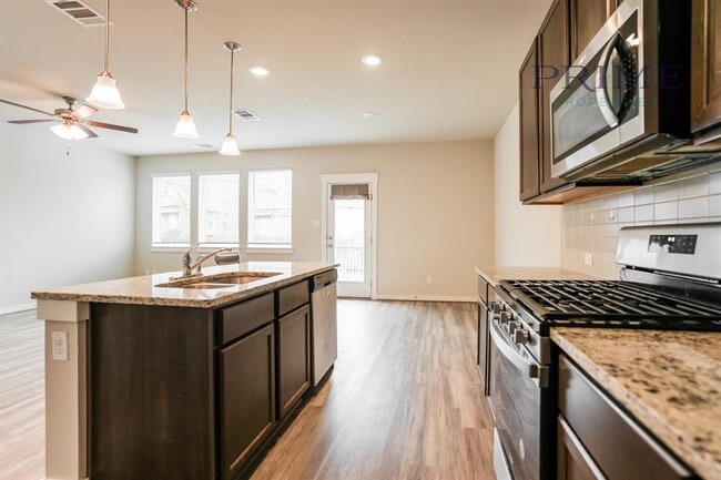 Building Photo - 602 Skiff Moth Dr