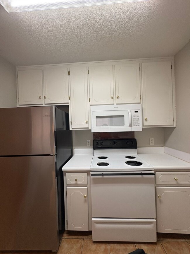 Building Photo - Dunwoody Townhomes!  NEW CARPET!!  PAINT!  NEW WASHER/DRYER