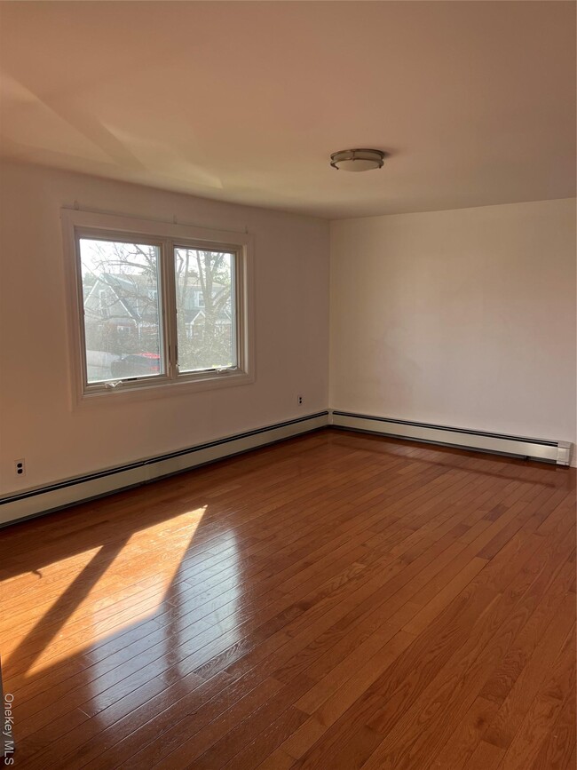 Building Photo - 1016 Oaks Dr