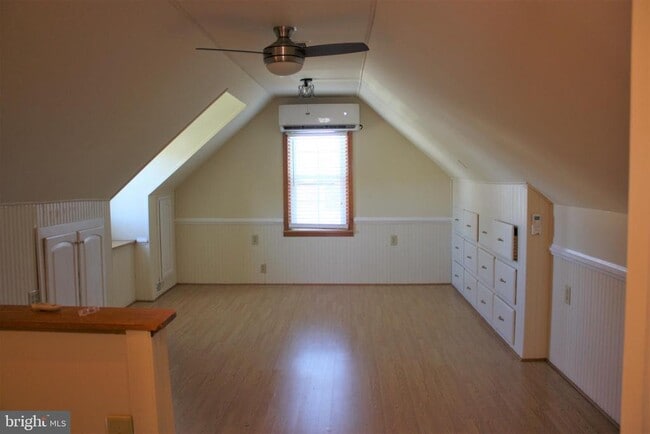 Building Photo - 423 Happy Creek Rd