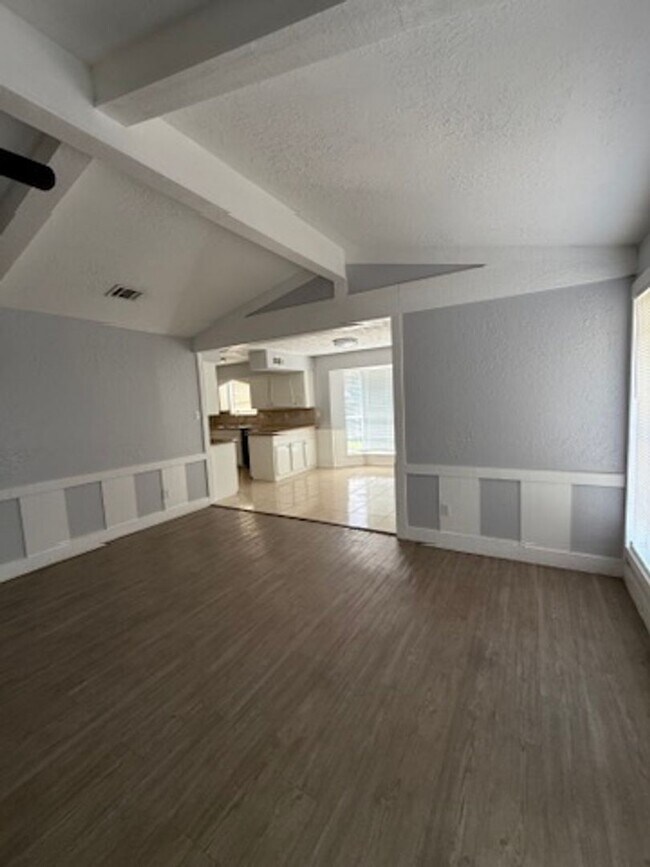 Building Photo - Really spacious 4bed/2bath single family home