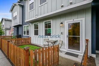 Building Photo - 3 Bed, 2.5 Bath Beautiful Townhouse Available for Rent!