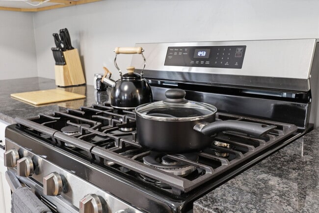 Building Photo - Furnished 3-Bedroom, 2-Bath Apartment in North Buffalo