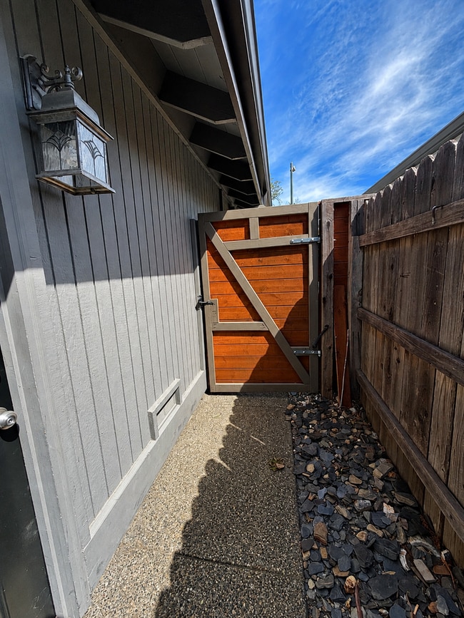 Building Photo - 8036 Glenbar Way