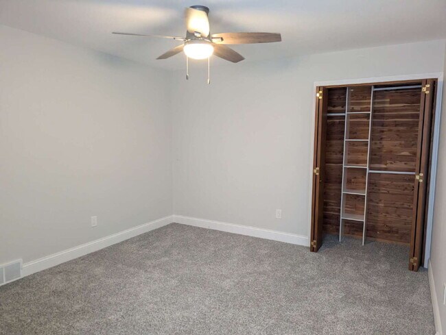 Building Photo - Spacious 4 bedroom 3 bathroom family home in Neenah