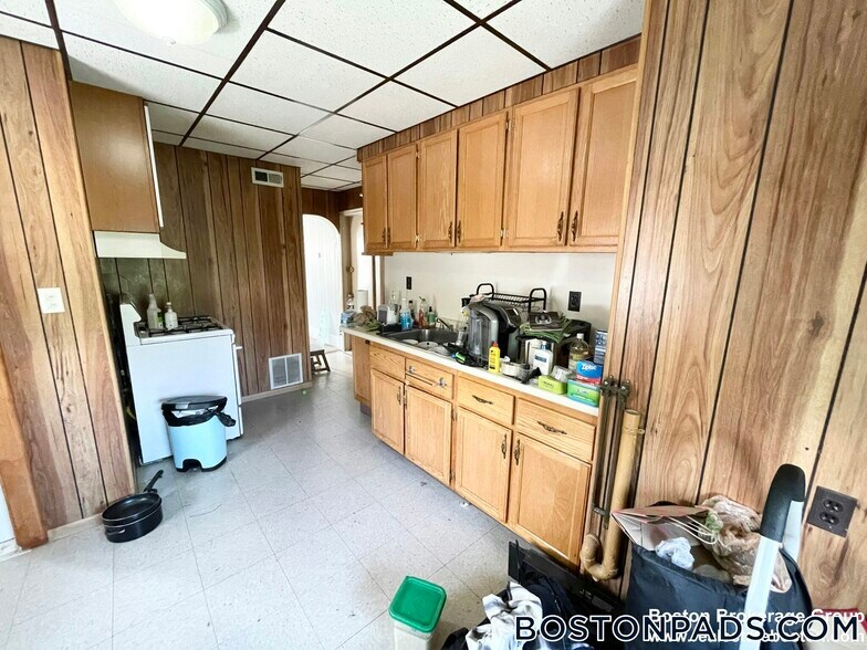 Building Photo - 103 Buttonwood St