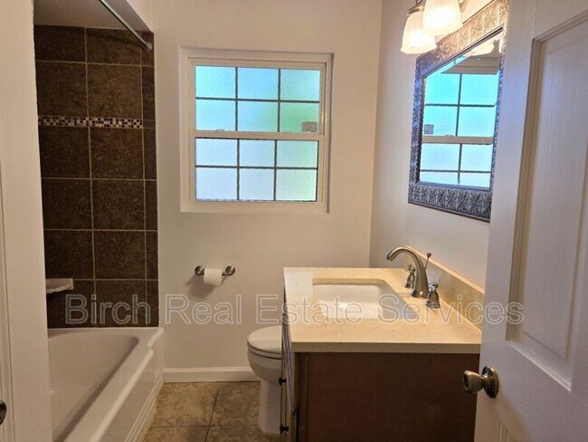 Building Photo - 733 Scotland St