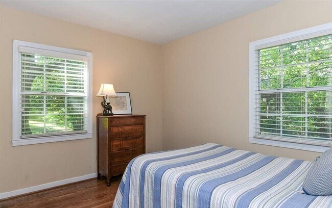 Building Photo - Beautiful three Bedroom One Bathroom For Rent