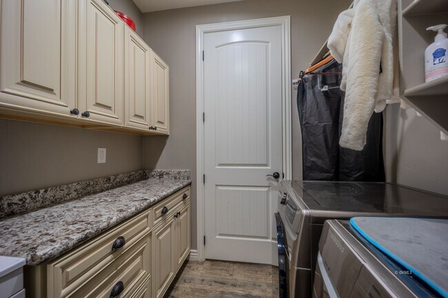 Building Photo - 2985 Bentley Dr