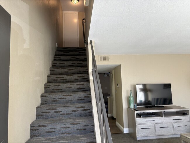 Building Photo - 2-Story, 2-Bedroom, Furnished/Unfurnished Condo For Rent