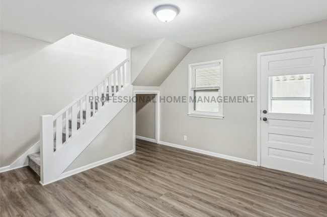 Building Photo - Beautifully updated 3 bedroom 1 1/2 bath h...