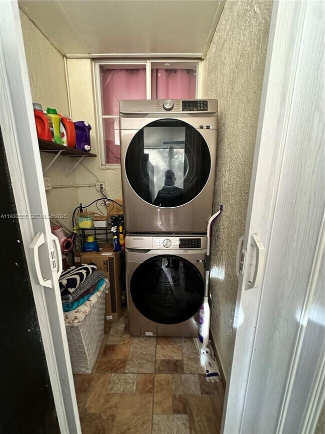 Building Photo - 5010 E 1st Ave