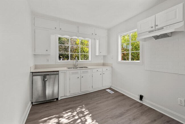 Building Photo - 2 Bedroom 1 Bath For Rent-7840 8th Ave S, Birmingham, AL 35206 (South East Lake Area)