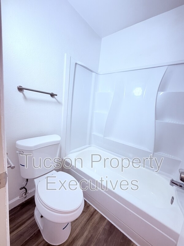 Building Photo - 3810 E Monte Vista Dr