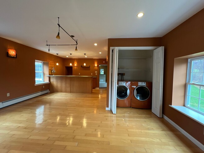 Building Photo - Gorgeous 3 bed, 2 bath home | Lawn Care Included