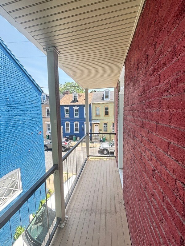 Building Photo - 521 E Strawberry St