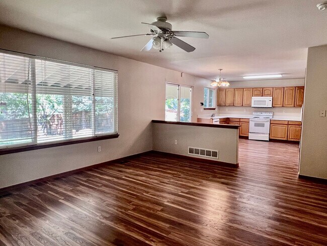 Building Photo - Wonderful 5 Bed/4 Bath Home Located on Qui...