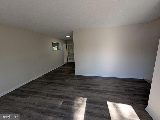Building Photo - 6327 Willowood Ln