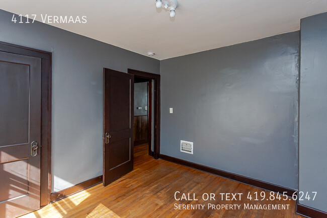 Building Photo - Charming Two Bedroom Upper Unit Duplex For...