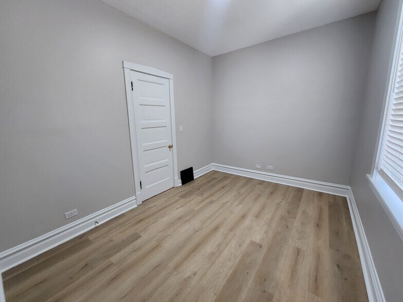 Building Photo - 5453 W Giddings St