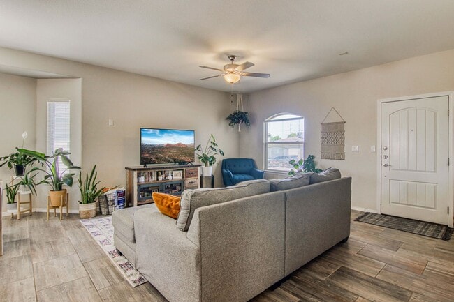 Building Photo - Beautiful Modern & Contemporary House 3 beds-2 baths in 79932