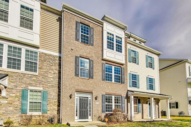 Building Photo - *Coming Soon* 3 bedroom, 2.5 bath Luxury Townhome in Market Square Subdivision!