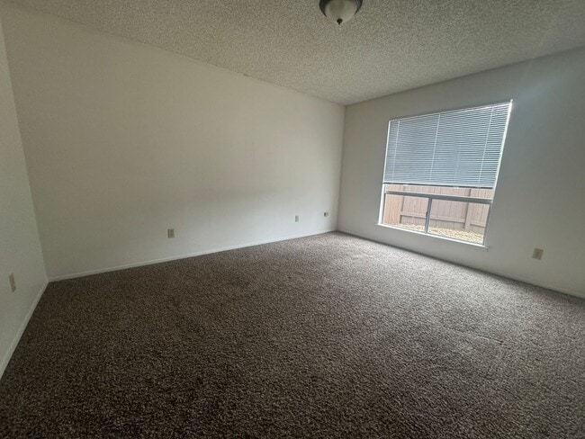 Building Photo - R7560S