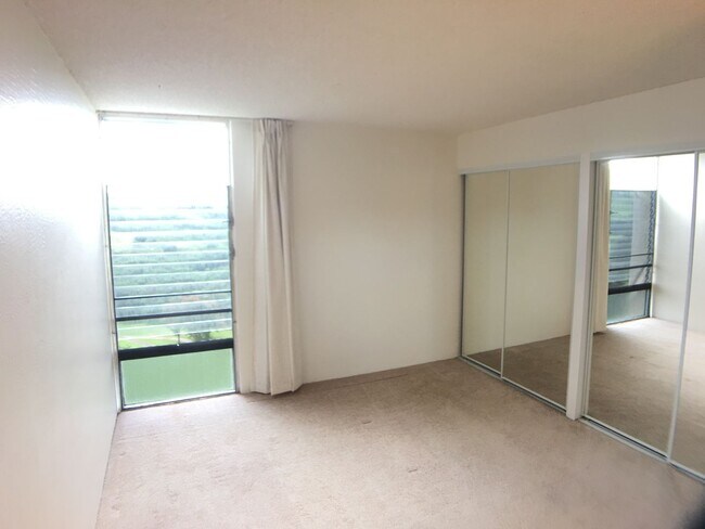 Building Photo - Colonnade On The Green