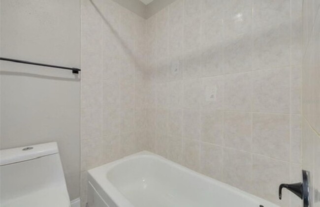 Building Photo - 2 Bedroom/1 Bathroom 2nd floor condo at Pa...