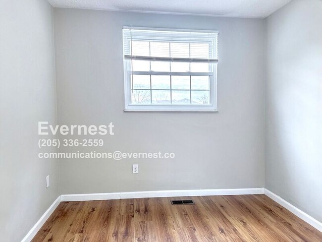 Building Photo - 2068 Robin Hood Dr