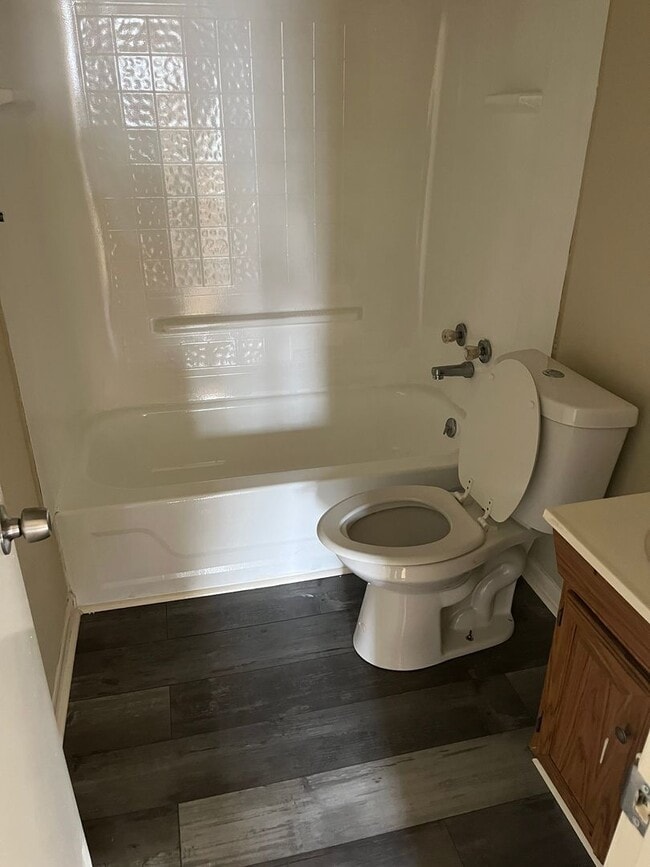 Building Photo - 33 Crestview St