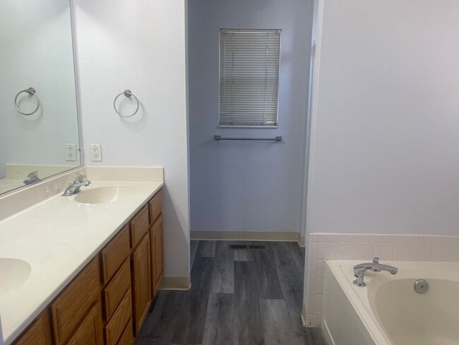 Building Photo - Lakeside area 3 bedroom, 2.5 bath home