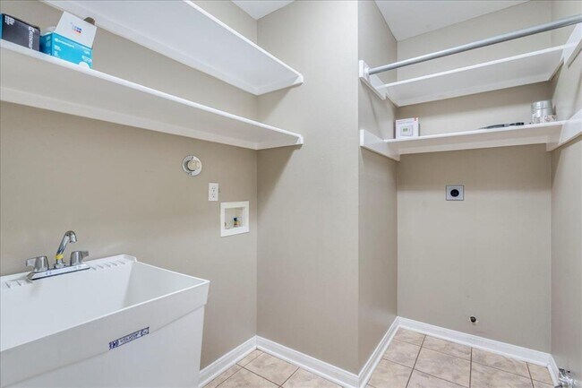 Building Photo - 1004 Misty Acres Dr