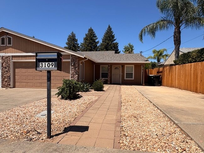Building Photo - Beautifully updated 3 bedroom 2 bathroom duplex in Carmichael!