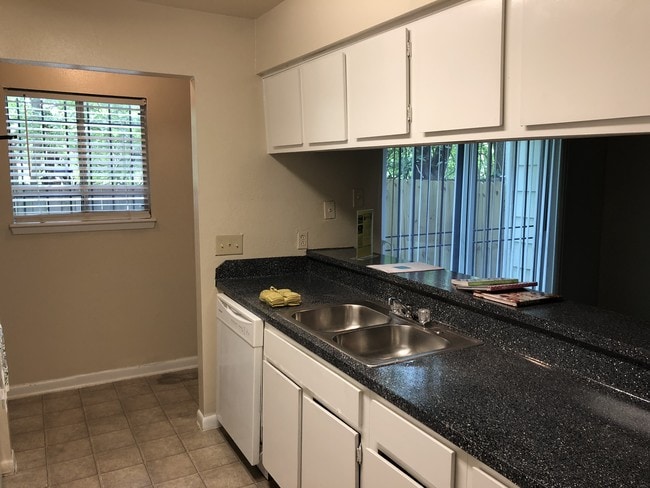 Building Photo - Skylark Townhomes