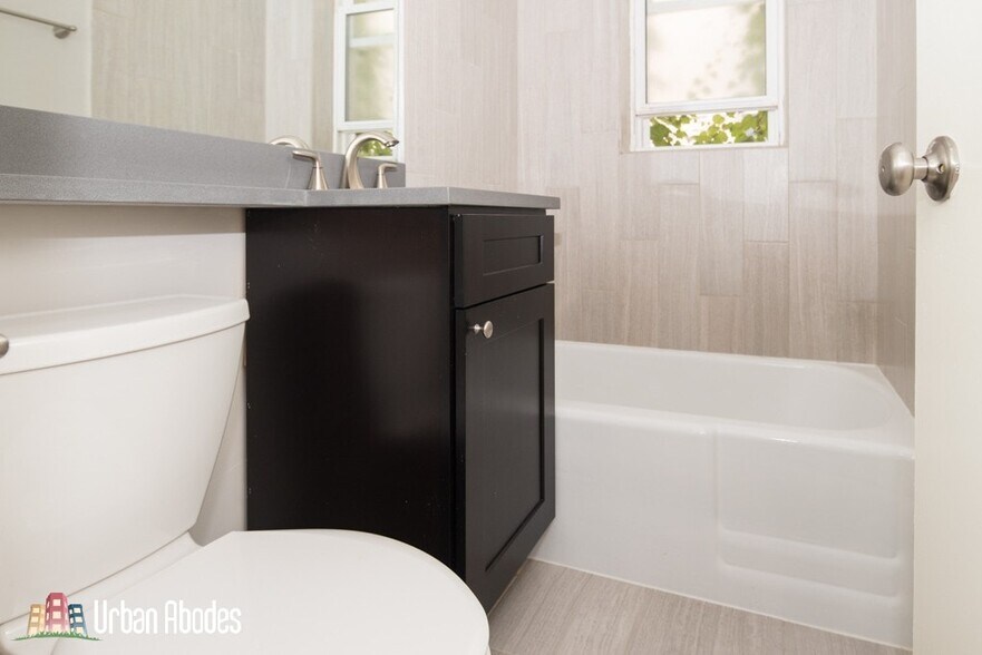 Building Photo - 535 W Belmont Ave