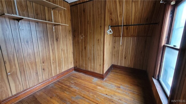 Building Photo - 325 Box Ave