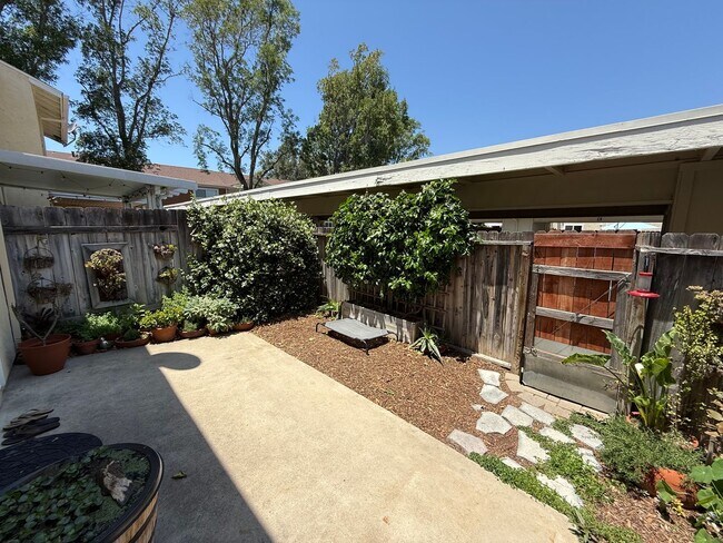 Building Photo - Spacious Two-Story 3 Bedroom, 1.5 Bath Tow...