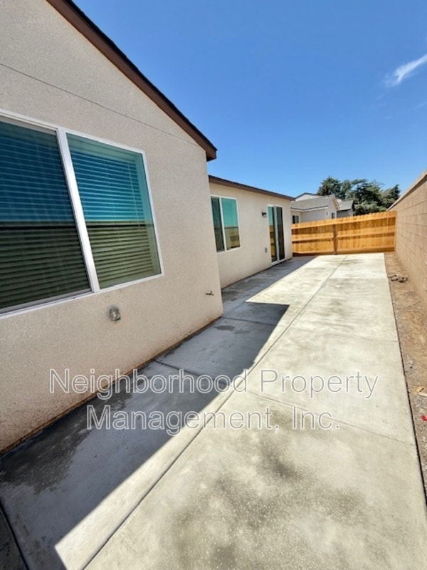 Building Photo - 6550 E Carmen Ave