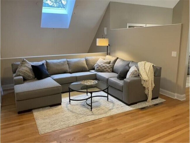 Building Photo - 6301 Bayridge Rd