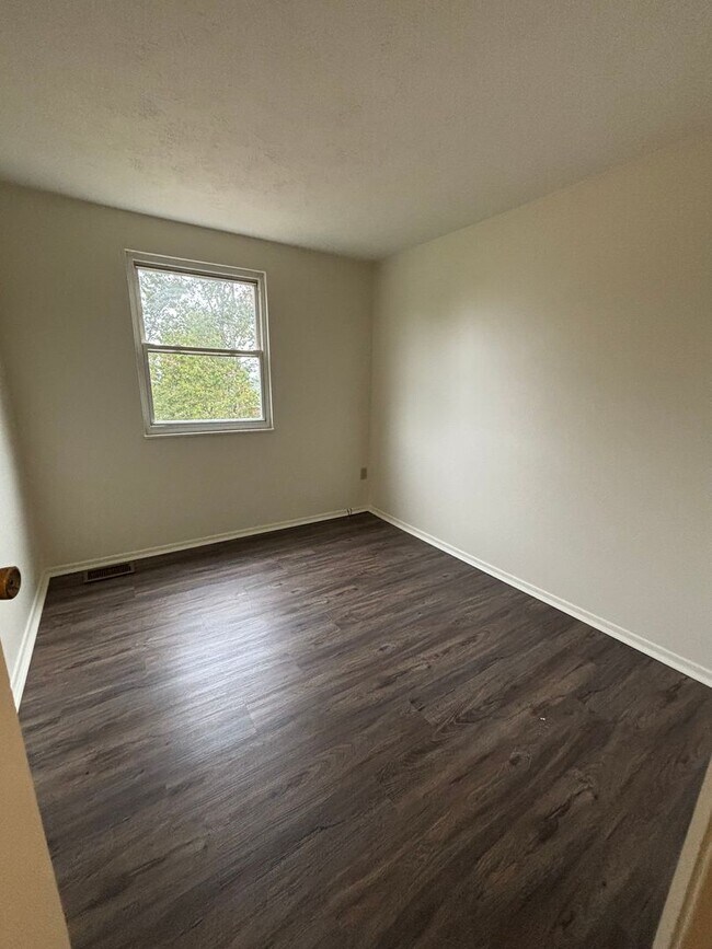 Building Photo - 3 Bedroom Townhouse in South Park