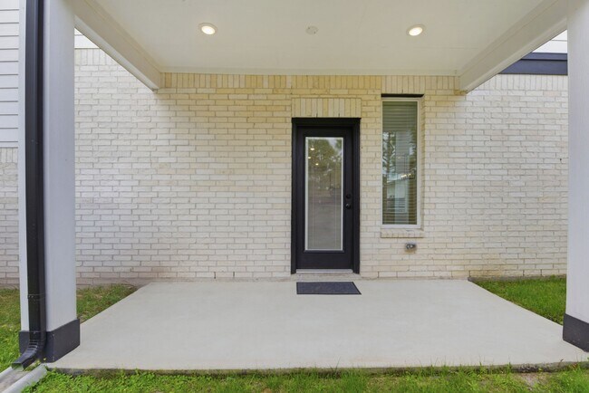 Building Photo - 15155 Colorado Bnd Pk Dr