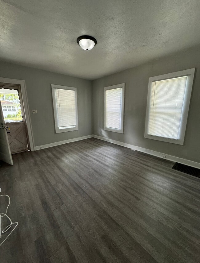 Building Photo - 1201 E Fox St