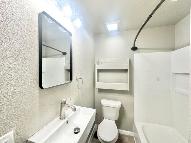 Building Photo - Adorable 2 Bed / 1 Bath Near Downtown Denton!