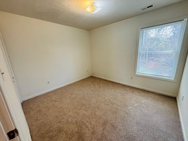 Building Photo - 205 Freestone Dr