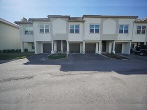 Building Photo - Harbour Island - Resort Style Living in a Gated Community