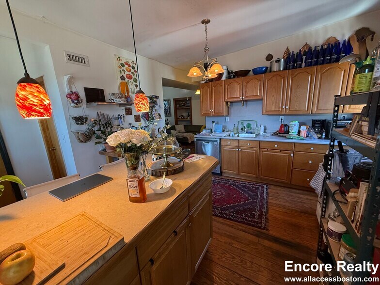 Building Photo - 331 Faneuil St